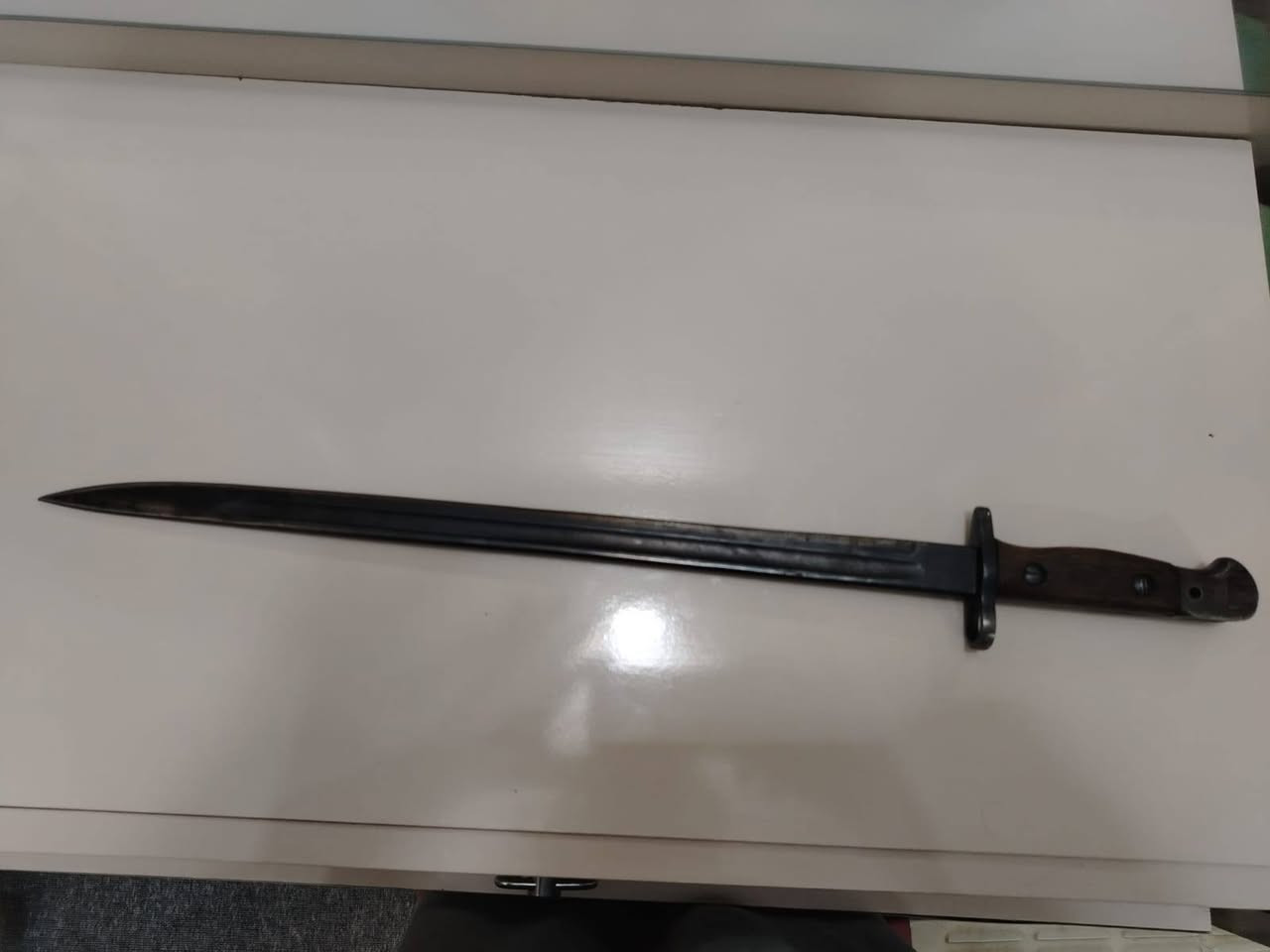 سيف الماني قديم جدآ مديل 1907 يعني عمره 119 سنة للبيع نضيف جدآ وباشط 
*********** الرميثة/المثنى/
