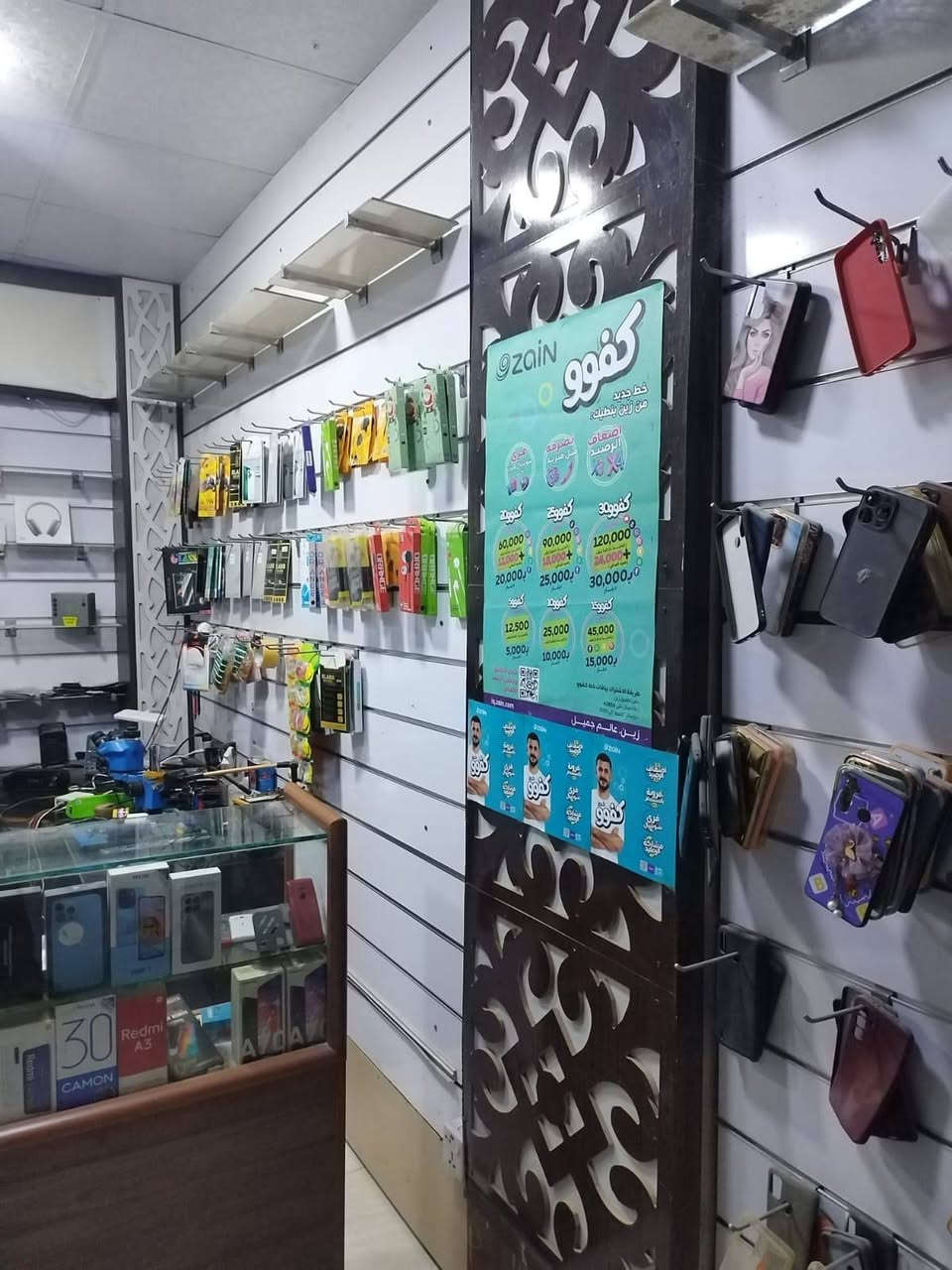 السلام عليكم ديكور محل موبايلات كامل للبيع السعر 350 وبيه مجال العنوان كاطون الرازي للاستفسار مع صاحب الديكور ***********
