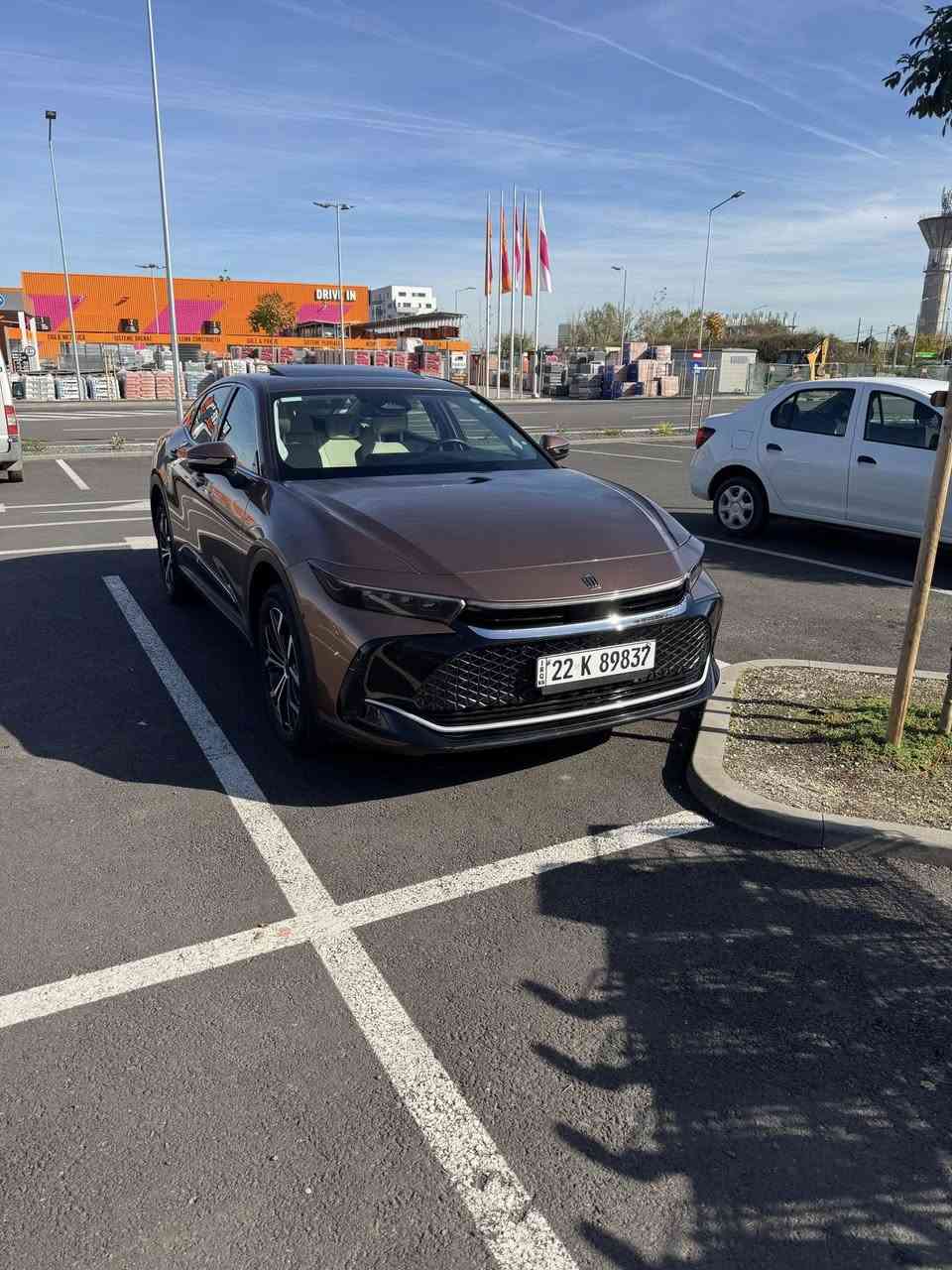 موديل 2023 خليجي
ماشيه 66
كفاله من الصبغ على وضع الشركه 
سعر 34500 بيه مجال بصيط
***********
