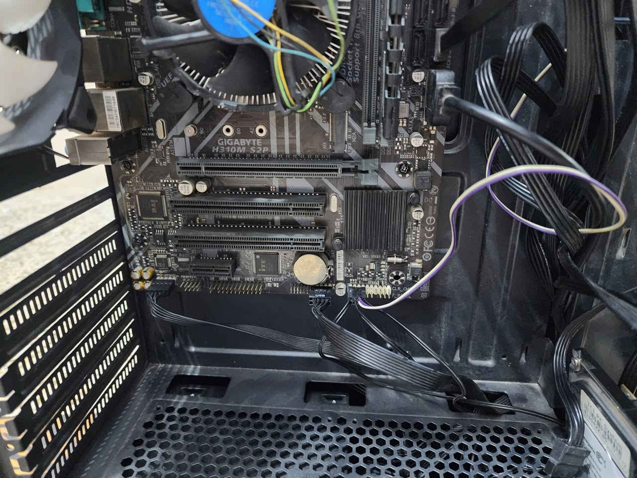 سلام عليكم تجميعه للبيع فقط 

معالج i5-9400f 

بورد كيكبايت h310 

رام 16 

بور سبلاي 650  

كيس 4 فان 

هارد hhd 500 فقط تريد احمل بيه وندوز او لا تبقه يمك

سعر 375 وبيها مجال يرضيك 

مكاني نجف كوفة توصيل موجود


**إذا كنت صاحب هذا الإعلان وتريد حذفه لأي سبب، رجاءا أرسل رسالة إلى الدعم الفني**