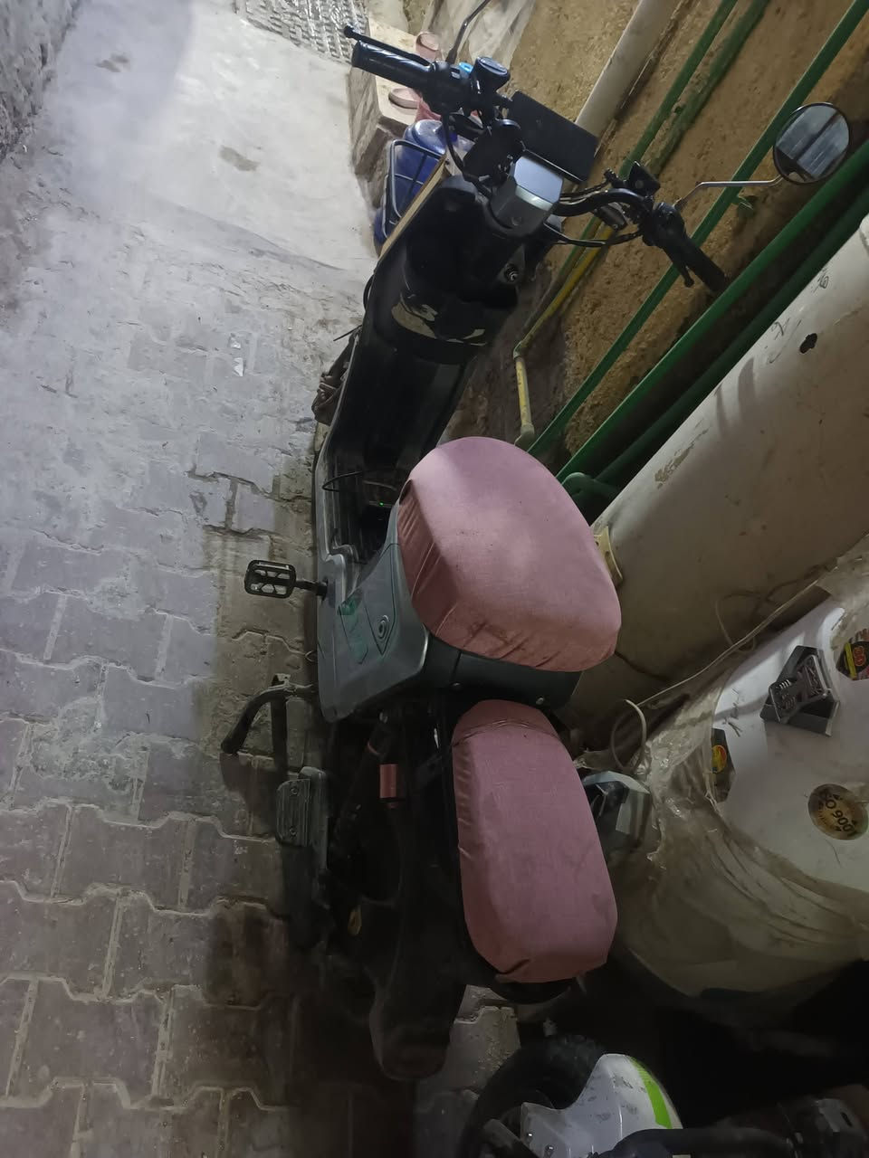 دراجه R9 للبيع باتري جديد صار شهرين شادهن كلشي شغال بيه بس الوجه مكسور السعر ٣٠٠ مكاني بغداد الكفاح ***********  الباتريات مو ١٦ شاد ١٩ الاكبر
