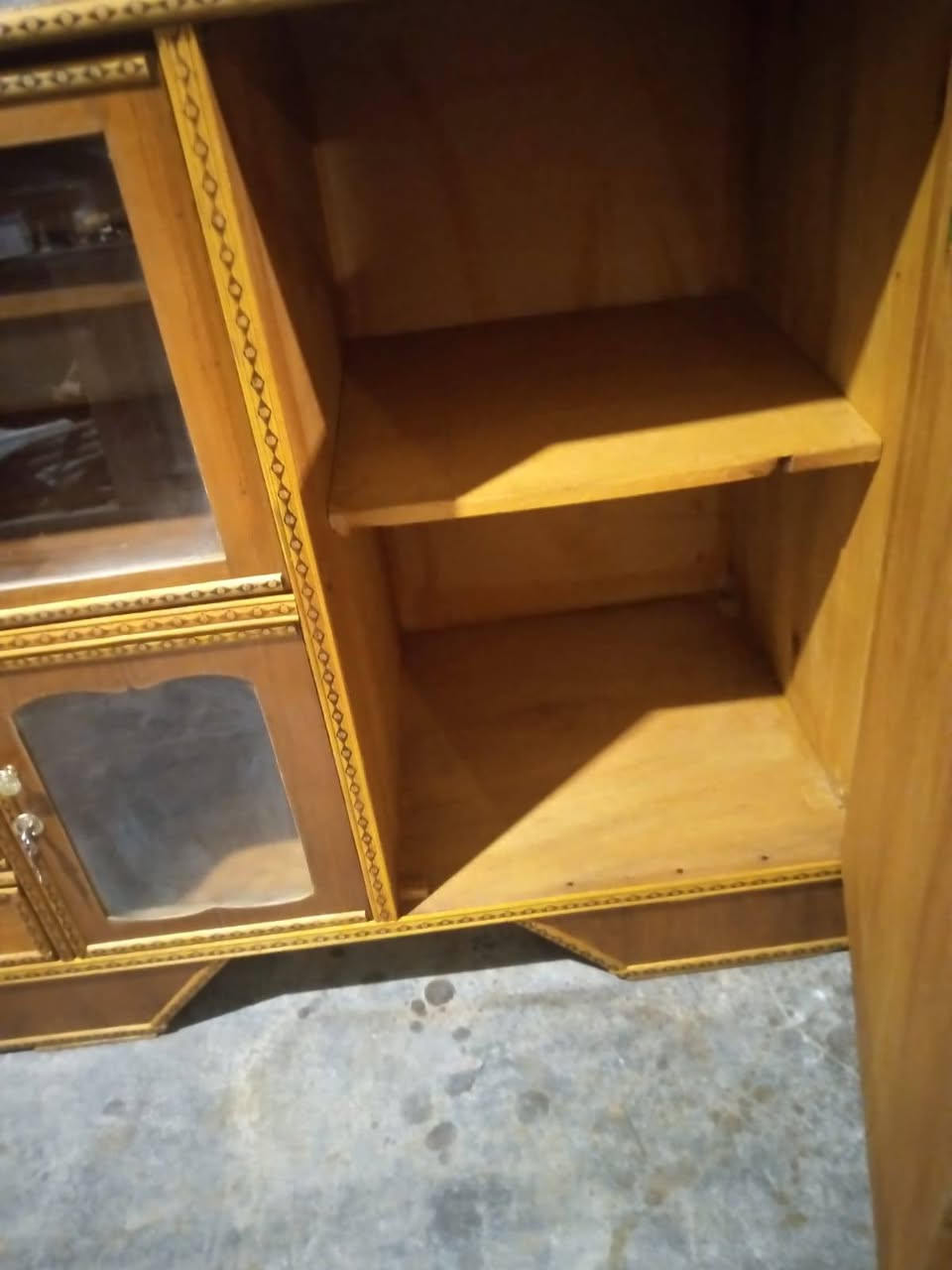 بوفيه مترتين ونص تسكام متعوب عليه اخت جديده نضافه شكل انته تقيم سعر مع توصيل ٢٠٠ عنواني حي عامل منطقه ثانيه رقمي ***********
