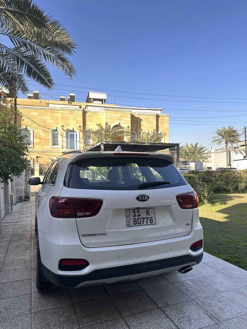 السلام عليكم 
للبيع كيا سونتو موديل 2020 خليجي
رقم بغداد جديد وسنوية باسمي تحويل مباشر 
السيارة بحالة ممتازة وما تحتاج أي شي.
العداد 65 ألف كيلو
محرك V6
قير أوتوماتيك 8 سرعات
فول مواصفات عدا بنوراما
لايتات زينون بلادية
كراسي أمامية كهرباء
فتح صندوك كهرباء
حساسات أمامية وخلفية
كامرة خلفية دوارة
شاشة تدعم ابل كاربلاي واندرويد اوتو
شحن لاسلكي
كشنات جلد
7 ركاب
تبريد ثلاث قطع منفصلة
أنظمة قيادة: Eco – Smart – Comfort – Sport
المحرك والقير والحدادية كفالة
السيارة ما ناقصها شي
ملاحظات:
صبغ بسيط بنهاية باب الراكب
وبيها بارد على كد اربع اصابع بحافة الصندوك
كلشي موضح بالصور
الموقع بغداد – حي الشباب
السعر 253 ورقة 
الاتصال وواتساب
***********
