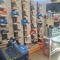 محل احذية للبيع مع كامل محتوياتة العنوان كاظمية مدخل الطائين مجاور افر...