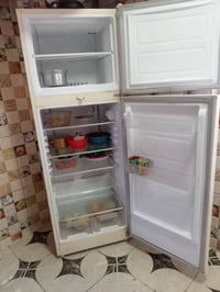 ثلاجه حجم ٢٨ للبيع تجميد فول شراي يتصل على رقم ٠٧٧٣٨٢٩٧٣٥١