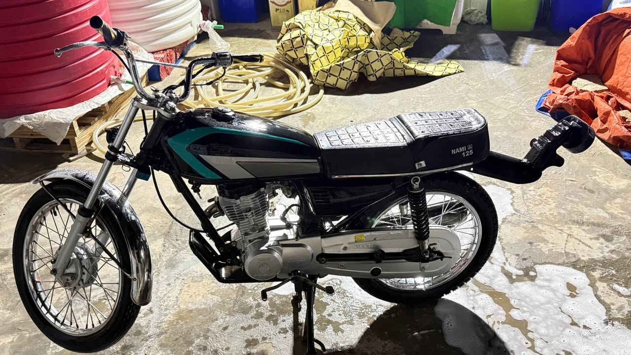 سلام عليكم سيجي نامه البيع مديل23اوراق الون ككويه بس اني عمرته سويته سوده دراجه مفتوحه مرا وحده وشتغلتهه شغل صدك رجعته ابلاد عبالك ما مفتوحه تجي وتفحص بعينك انطيك معدل وشلعه ويا ايراني عندك جيبهه وصعدك بيهه وكلك طير بيهه  الدراجه متروكه صار 50يوم اليوم يالله نغسلت وبدلت رنك خلفي جديد وتاير خلفي جديد +شديت عقل رياضي جديد6فصلات الدراجه شوفت عينك نضيفه وبعد احلا بل حقيقه العنوان البصرة قضاء شط العرب الجزيره الرابعه سعرها650ومجالهه بسيط كلش ***********واتساب فقط شط العرب, البصرة
