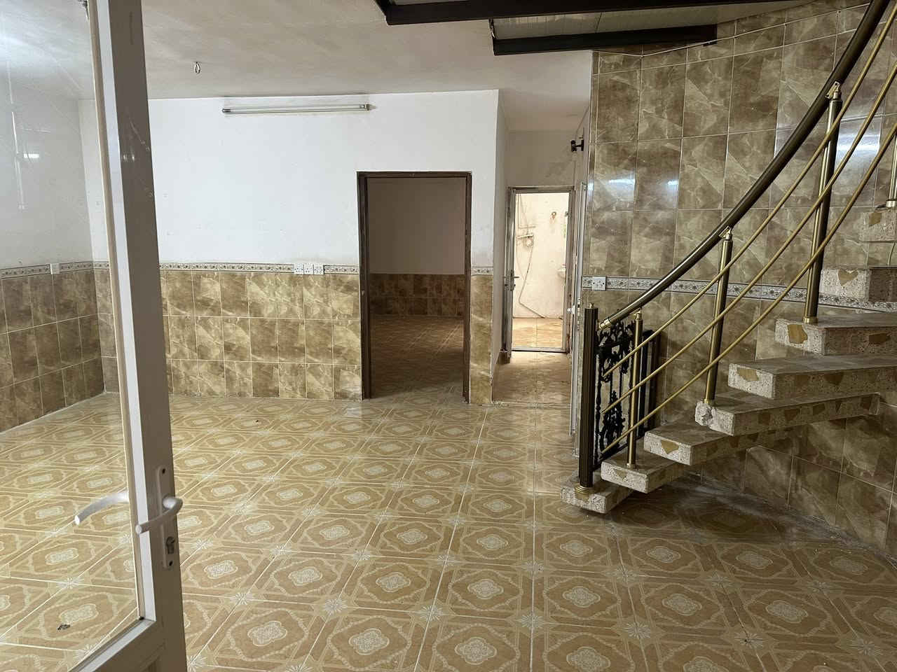 بيت معزول طابق الأرضي للايجار ب ٥ حساروك قرب شقق نةوروز
البيت ١٢٥م طابق الأرضي بي استقبال و مطبخ و صاله و ١ غرفه نوم
الايجار ٣٠٠ الف
0750 4654080
