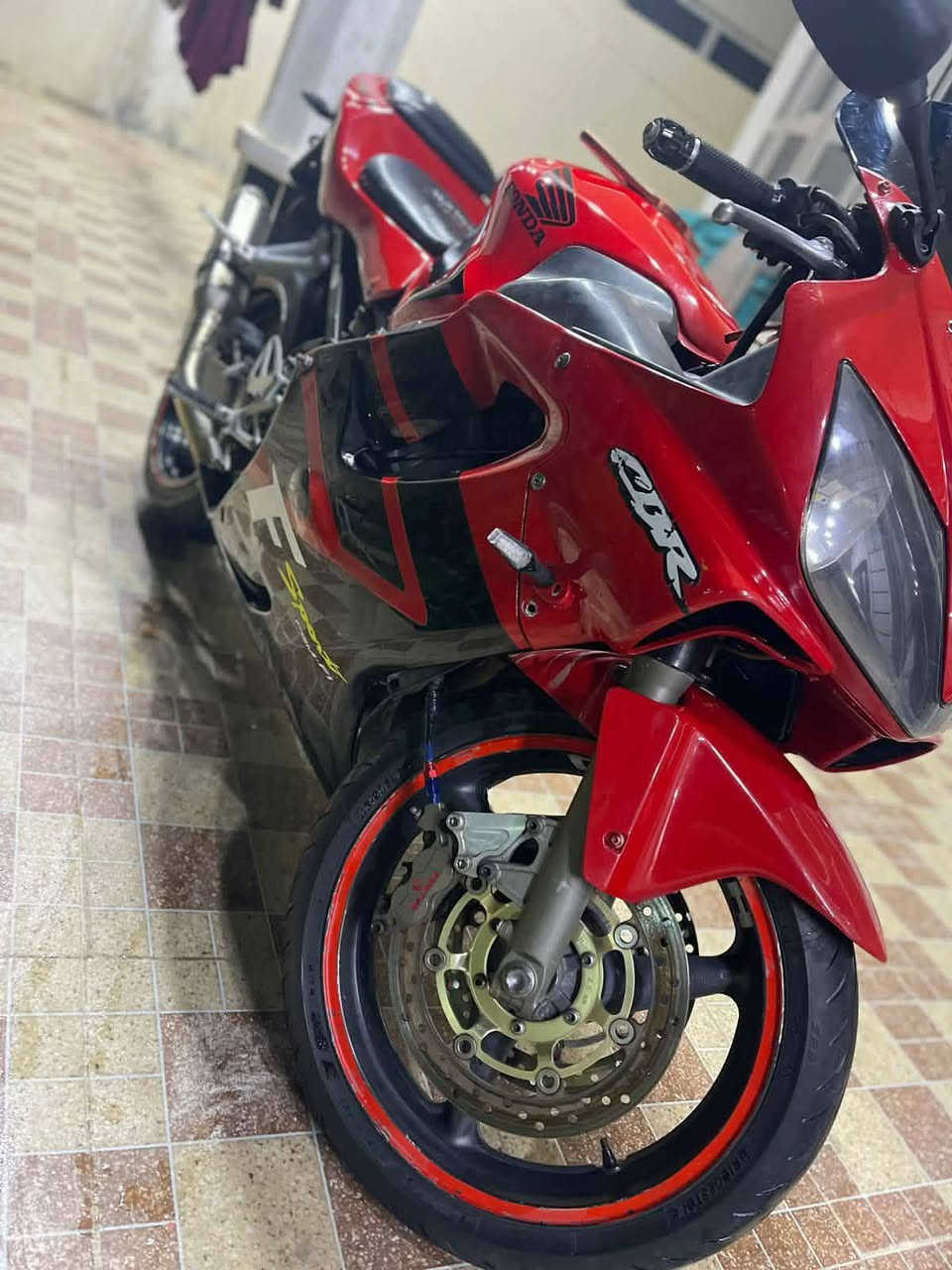 اسلام عليكم
دراجه F4i للبيع 
الدراجه مكفوله كفاله عامل 
مكينه مكفوله 
ضفيره كهربائيات ع وضع الشركه كله شغاله
شاصي مكفول 
تايرات جدد 
الدراجه شوفت عينكم مال جناي او عليه اضافات بسيطه 
السعر المطلوب 26 او بيهة مجال بسيط حك الجيه 
مكاني بغداد الشعب قرب للستفسار ع 
رقم ***********
