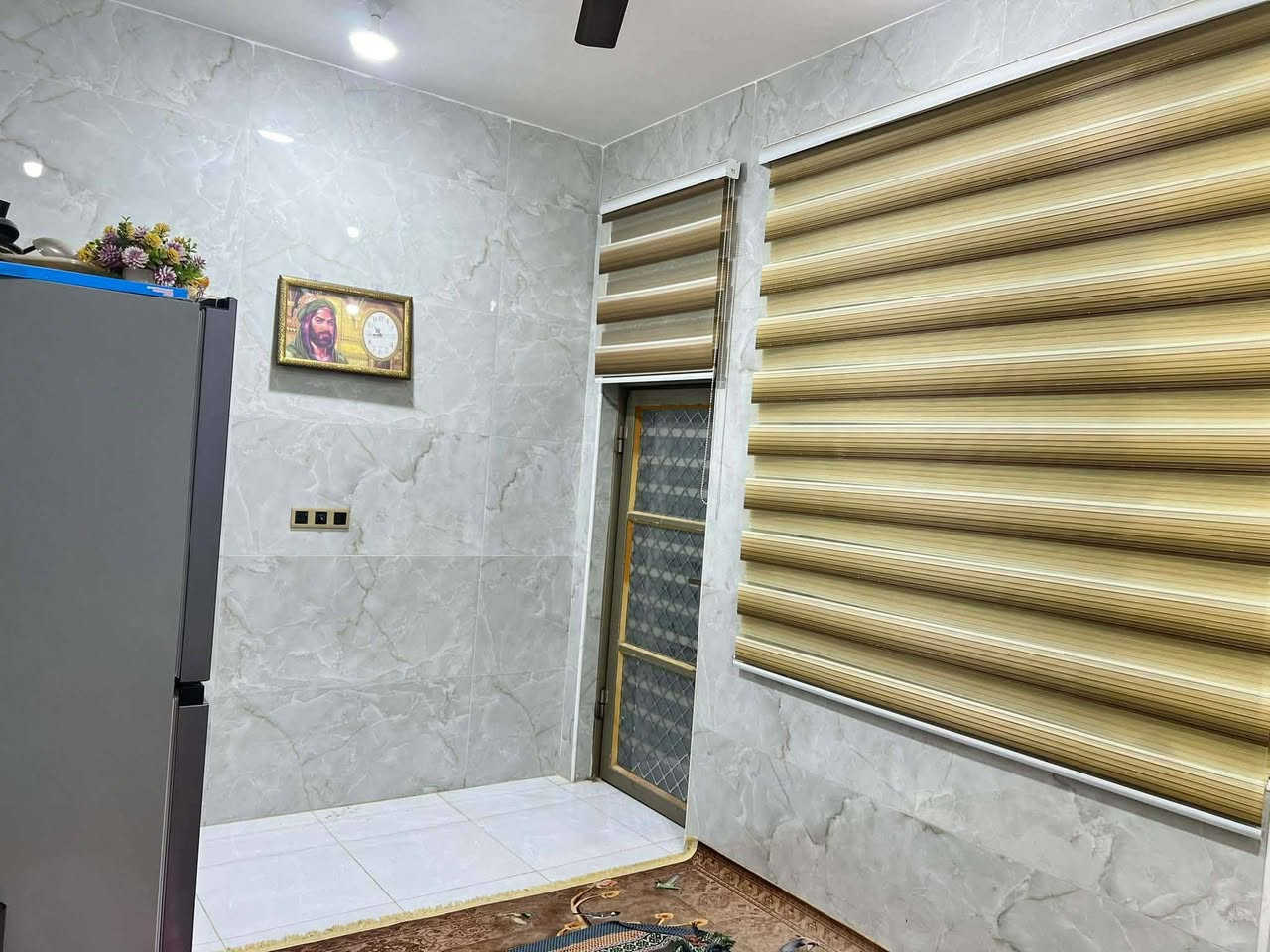 بيت للبيع مساحة 150 صب كونكريت
 بناء درجة أولى يتكون من صالة واستقبال
 وغرفة وصحيات خارجية وداخلية ومطبخ
 يقع من جهة السفينة شارع القيثارة ومن 
جهة السديناوية شارع مدرسة الامنيات
***********
