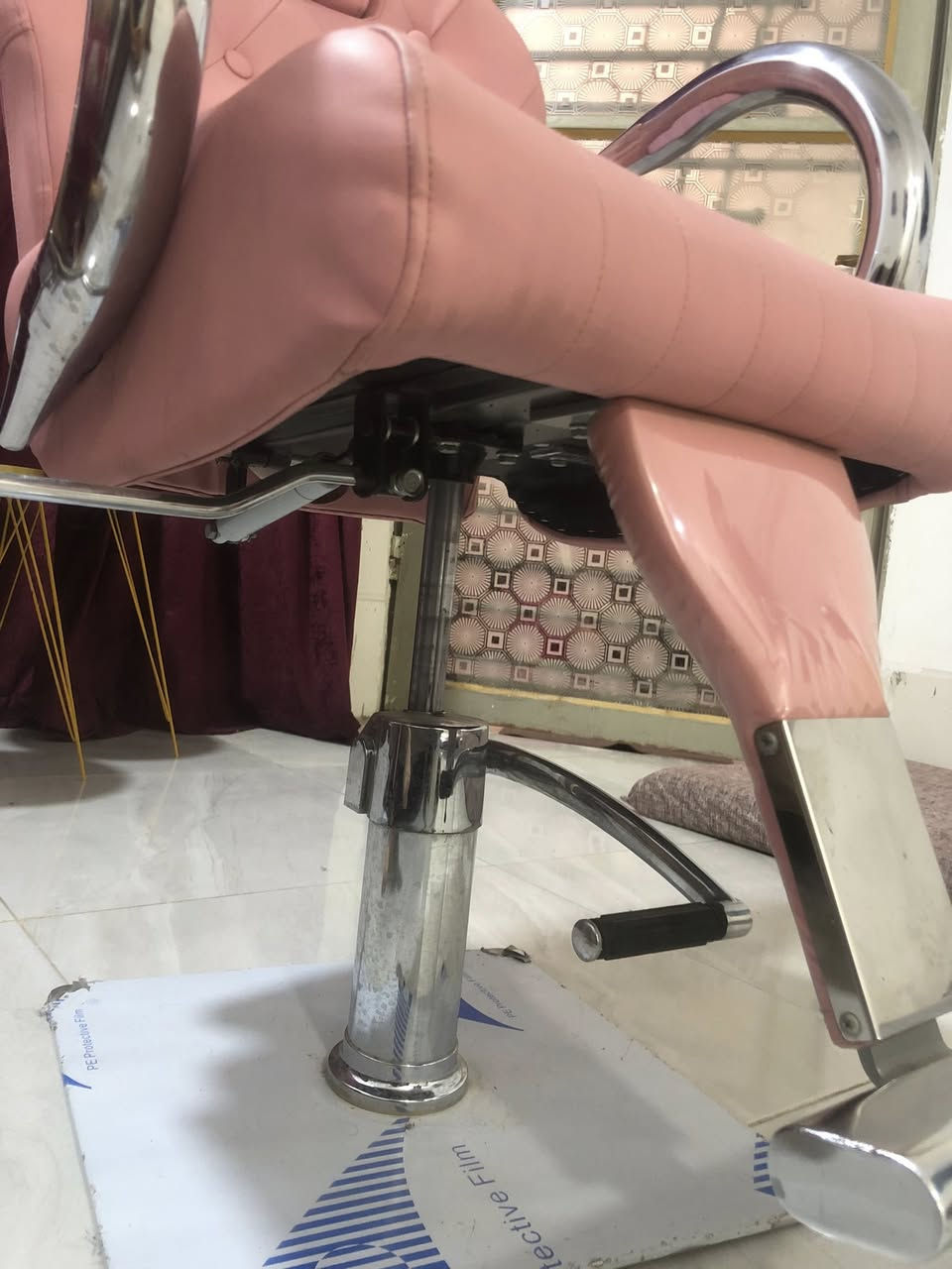 مغسله شعر  نضيفه  بس مسح فرفوري شبح سعر ١٦٥
كرسي صالون لون وردي عدد ٢ بحاله جديد سعره ١٦٥ 
عنوان الرمادي الاسكان القديمه  وتساب ***********
