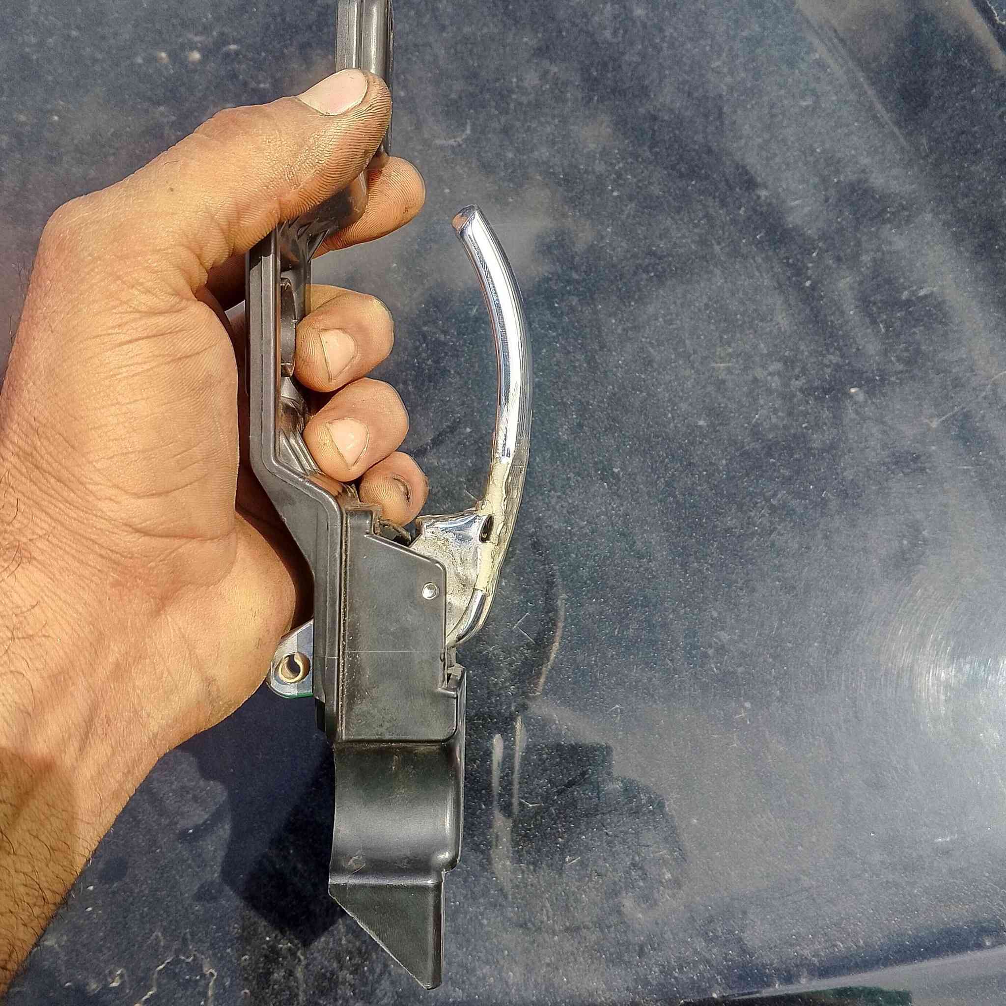 يده باب داخليه جالنجر موديل 14/8
اليده مال باب الداخيه نكسرت عندي و دورت ومالكيت وكالو غاليه... تركتها  

رحت يم عدنان العكيلي  ابو الفايبر گلاس وكال بسيطه هاي ارجعها اقوه من الشركه ورجعت وكدامكم الصور تحكم الشغل والترتيب وشعدك دعاميه مكسره طايره وصله متفيد محتركه لو هم يشتغلها ويرجعها شركه واسعاره  مناسبه
طبعن و الاخ Murtatha Tahseen كال جيبها اصبغها الك 
وماقصرو 

مكان. بغداد مقابل مرور الحسينيه 
‏‪***********‬‏
