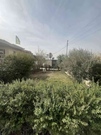 ارض للبيع مع بيت مكون من ٣غرف نوم وصاله واستقبال ومطبخ وحمامات داخليه ...