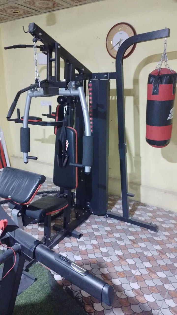 ملتي جم ثلاثي لجميع تمارين الجسم بي تمارين ظهر وتمارين ايد كيل وتراي وتمارين بطن وارجل واكتاف جميع تمارين الجسم يتكون من سحب بكرة امامي وخلفي وسحب ارضي وسحب حبل من الوسط وفراشة ودفع ماكنة للامام وسحب دفات للظهر وتمارين سيقان وكيل لاري وعقلة ورفع ساق وبرليك ويحتوي على جيي ملاكمة لتمارين اللكم السعر 525 سعر قفل عنوان بغداد للشراي مراسلة الصفحة او الاتصال على الرقم *********** يوجد توصيل بكروة
