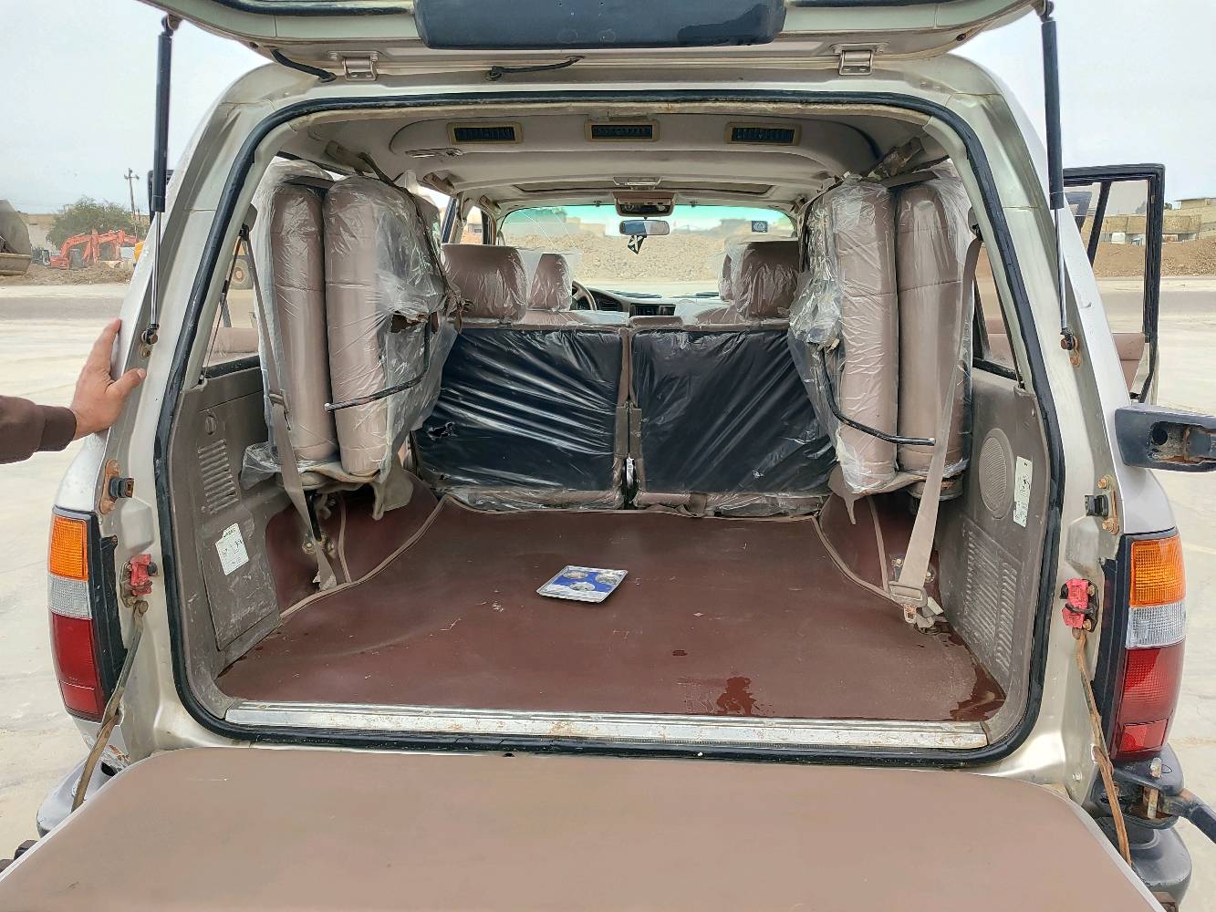 لاندكروز موديل 97 
رقم بغداد سنويه لل27 
مكينه بلاد 4500نوزل 
كير اوتماتيك 
دبل تانكي ودبل فيتبم 
دفع رباعي شغال 
غرفه معمره جديد فرشه كشنات بطاين كهربائيات كلهة شغاله فتحه شغاله السياره جاهزه بلاديه مامصبوغه بيهة جراد 
