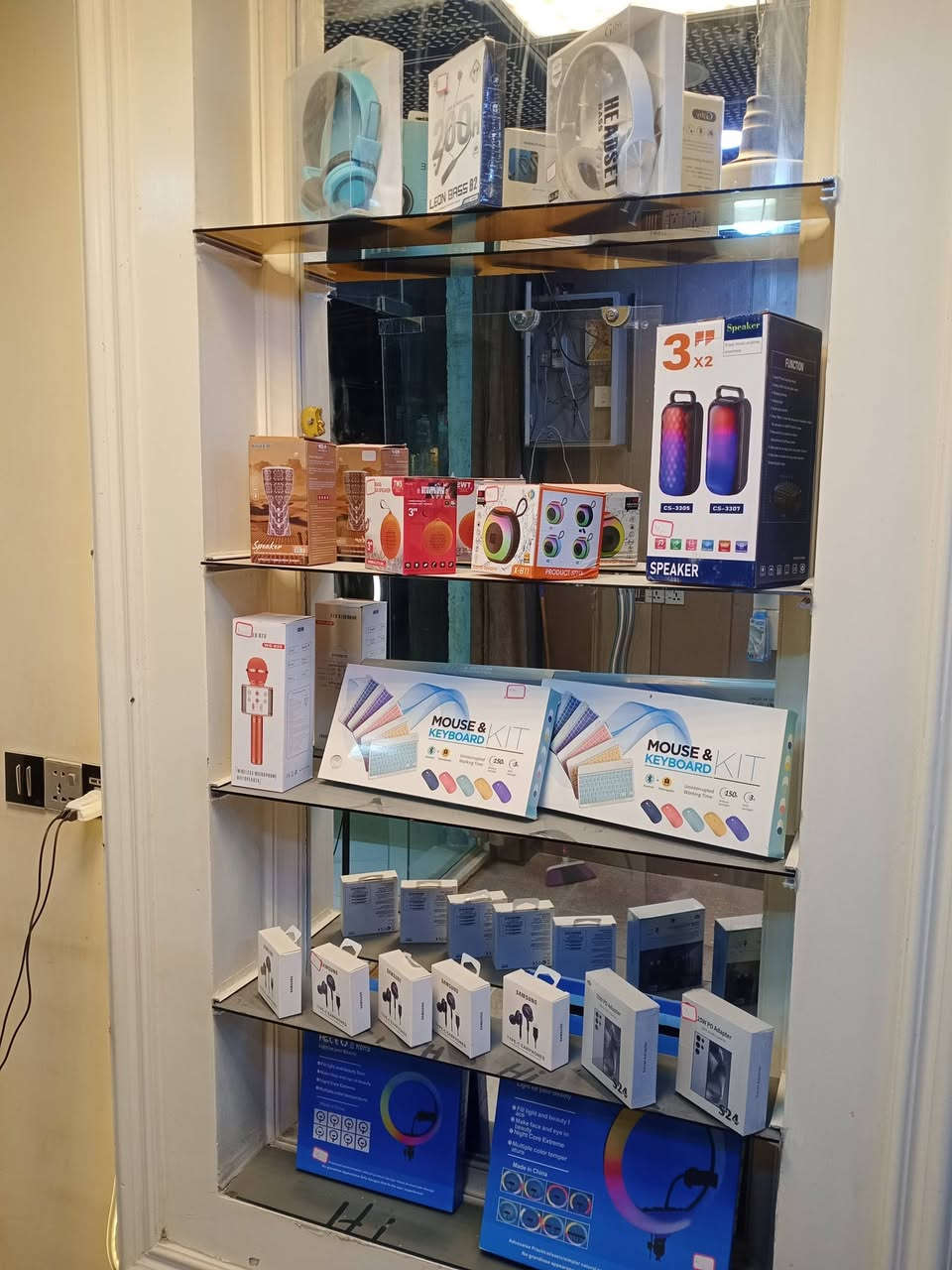 يالله سلام عليكم غراض محل كفرات شواحن اكسسوارات مثل ماتشوفون بعينكم وياهن ميز ولوح تعليك مع 80 هوك كله جديد للبيع شلعه وحده ب 650 بدون عمله الشراي يتصل على الرقم *********** مكاني كوفه البراكيه
