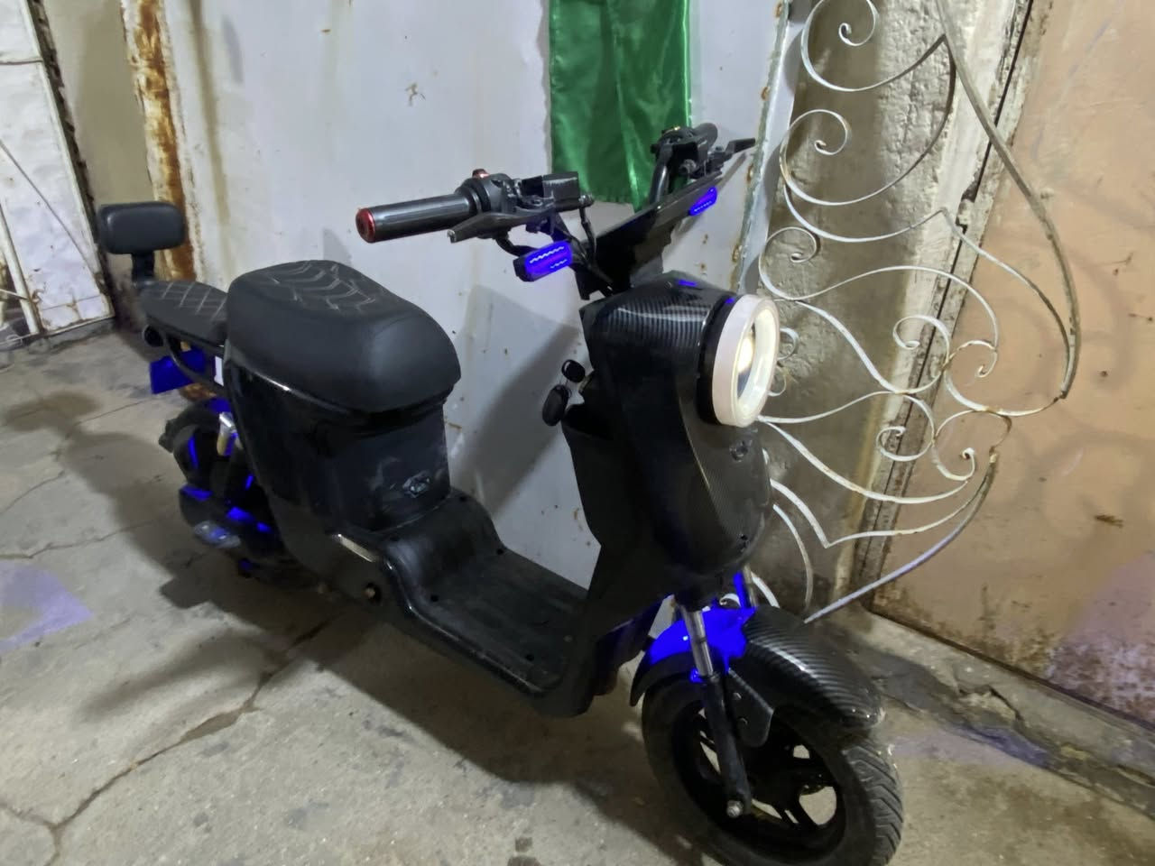 السلام عليكم
دراجه شحن R9 للبيع 
2025 
كفرات كاربون فايبر
عقل رياضي 
سعرها 380 وبيها مجال حك الجيه
***********
