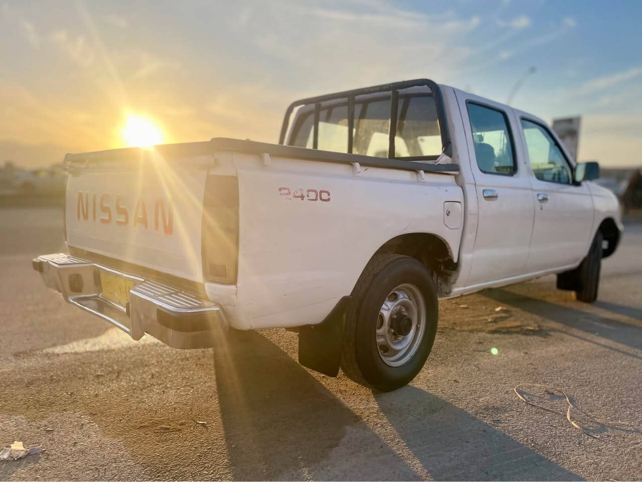 نیسان پیکاب مۆدێل ٢٠٠١
ئارمی پلاستیکی ئەسڵی سلێمانیە
کامل  بۆیاخ نیە بەکامل بۆیاخ دەیفرۆشم  لەسەر بۆیاخ هەڵدان بۆیاخ کراوەتەوە
دەعمی قرسی نیە و ناوی نەگرتوە و قرچی نیە 
سەیارەکە لە سلێمانیە
*********** Singapore
