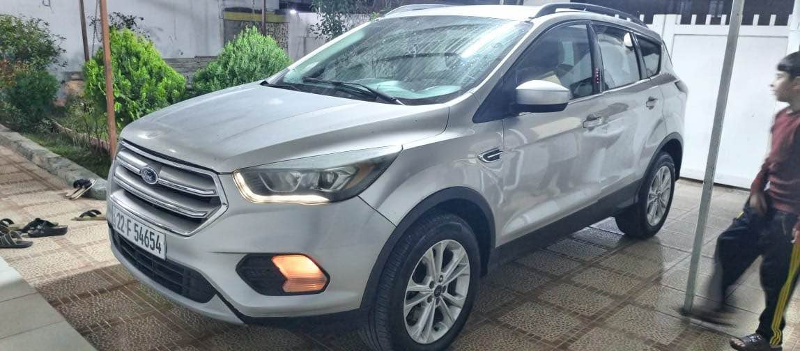 فۆرد ئیسکەیپ ٢٠١٧ 
سەیارەکە مەکینەی ١.٥ تۆبۆیە مواسەفاتی جوانە هیجدەعمی نیە رسمم دانایە بەس بۆنیتی دزرایە بێ ئەیرباگە ١ پارجە سبوخە وە گێر و مەکینەی گۆرایە لۆکە بێ کێشەیە وە بۆ نرخ داوای ١٠٣ لێ دەکەم مەجالی هەیە 
تەلەفۆن و وەتساب *********** بەس تەلەفۆن أربيل, العراق
