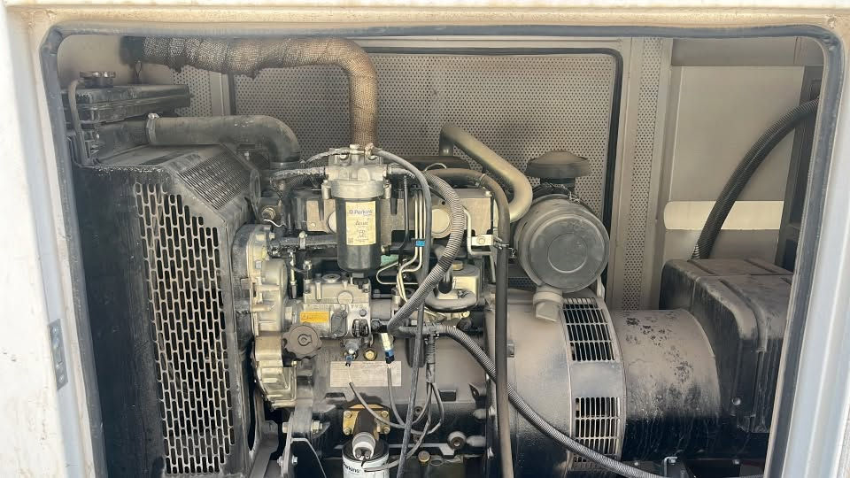 مولد نوع بيركنز 60 kva كاتم جديد محرك بيركنز انكليزي المنشأ وراس توليد لوري سومير فرنسي المنشأ ولوحة سيطرة دي بي سي انكليزية مع خزان وقود 1000 لتر 
السعر 7500$ 
***********
المكان / المنصور قرب جامع حي دراغ
