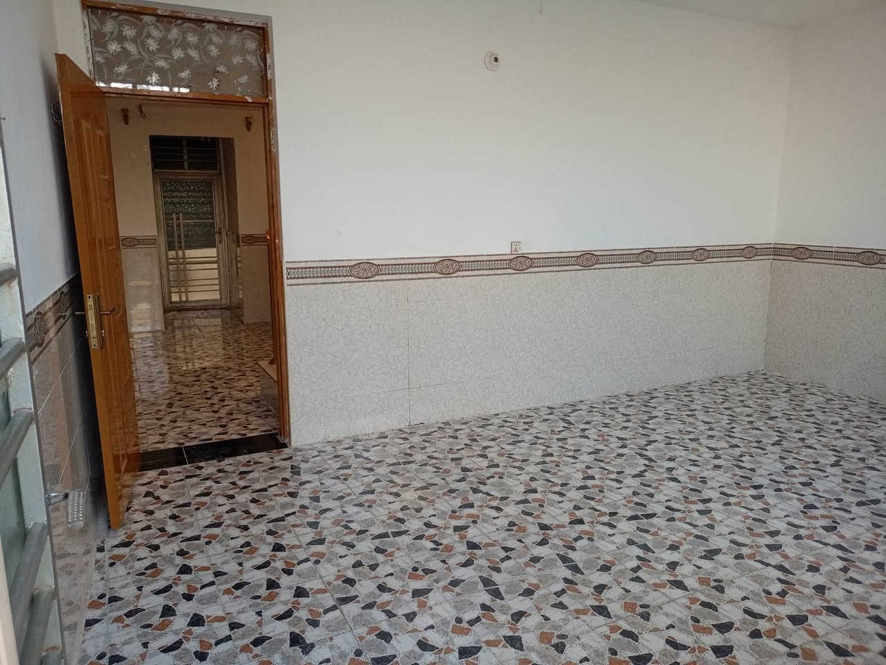 دار للبيع فرع جدو مول فرع العلويات المساحة 215 يحتوي على استقبال وصاله وغرفتين وصحيات داخلية وخارجية وحديقة وكذلك مكشوفه عدد 2 البيت بناء طابوق وصب بيت جاهز للسكن ونظيف للتواصل على الرقم *********** البيت مرقم ومشمول بالطابو
