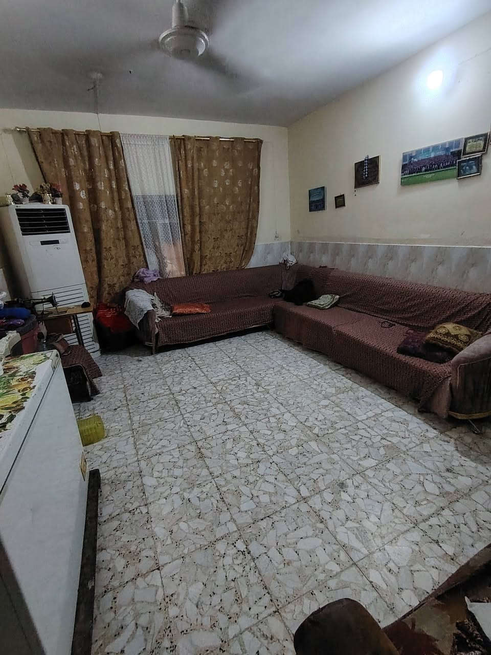 بيت للبيع طابو صرف المساحه 220
من الداخل نضيف فطر مابي صب كونكريت  ارضيه نضيفه وجديده 
العنوان شارع 60 شارع شارع الحسينيه خلف أسواق مني ماركت خلف التجاري سعر مناسب سعر قطعه
***********
