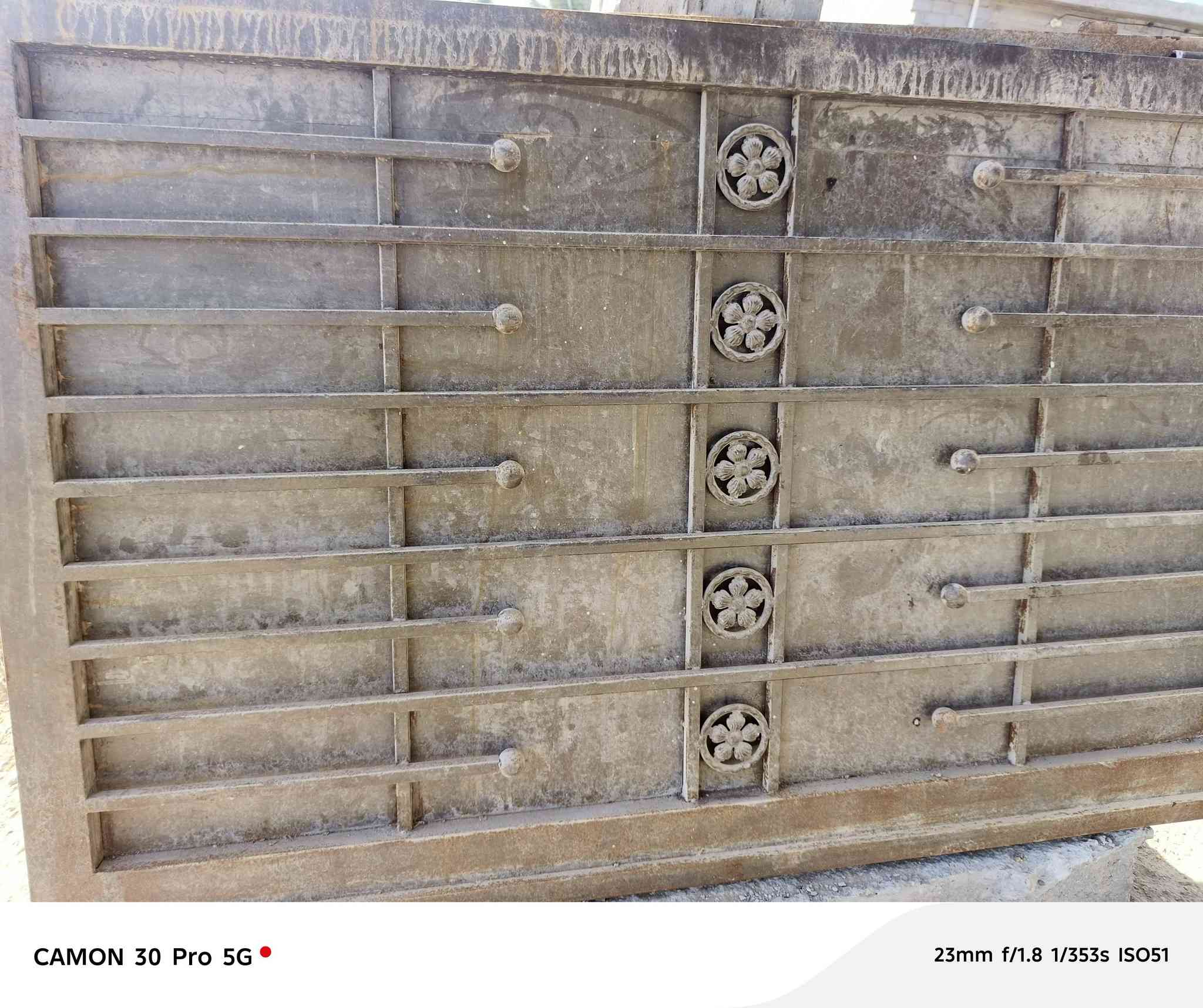 سلام عليكم باب مال سياج كامل بس شده هوه والقاعدات مالته عرضه مترين ونص  رايده ب 100قفل باب حلو مكاني الكرمه الدوايه رقمي ***********
