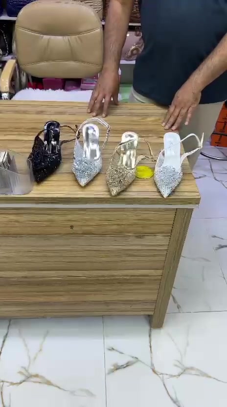 يسعد مسائكم بالخير زبائنا الكرام 
وصلت اليوم بضاعه العيد موديلات من الاحذيه والشحاطات والحقائب ننشر لكم بعض من هاي الموديلات 
كل ماهو جديد ومميز تجدونه لدى احذيه وحقائب علاء 
للحجز مراسله البيج او واتساب ***********
توجد خدمه توصيل داخل القضاء وجميع محافظات العراق
