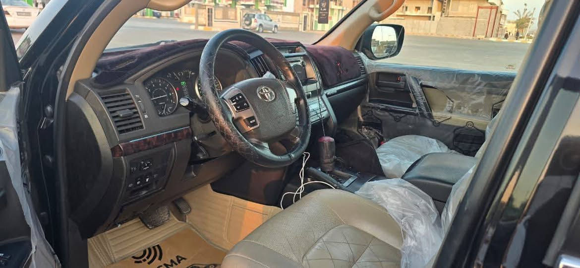 تويوتا لاندكروز موديل :2011 ستينيه 
رقم سليمانيه 6 سلندر
بارد بالجاملغ الامامي بسيط يعني حك شبر
السيارة حيل جديدة و نظيفة 
مابيها أي خلل او نقص  

تحويل ثاني يوم 

رقم صاحب السيارة 
***********
