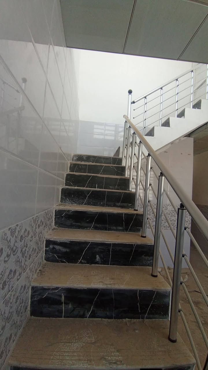 السلام عليكم 
دار 50 متر للبيع حي العسكري منطقة ال 5000 بناء جديد خريطه مفتوحه غرفه +صاله ومطبخ  ومكشوفه وسطح شارع 10 السعر 62 مليون مع المجال للاستفسار *********** مكتب الأمير للوساطة العقارية
