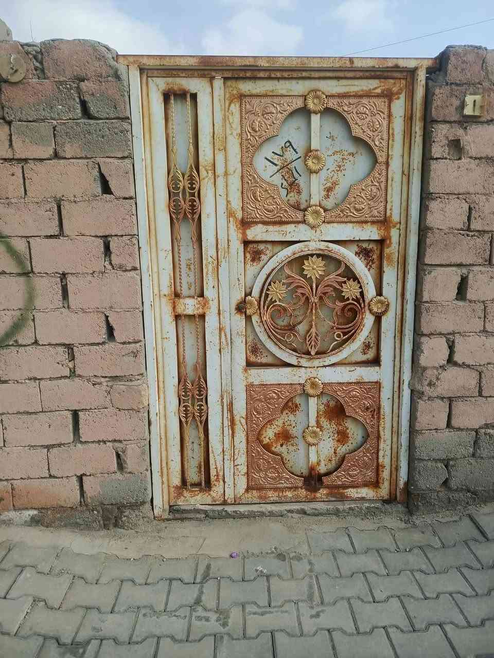 بيت للبيع بحي جسوم بسعر مناسب تواصل ***********
مساحة ميتين متر
