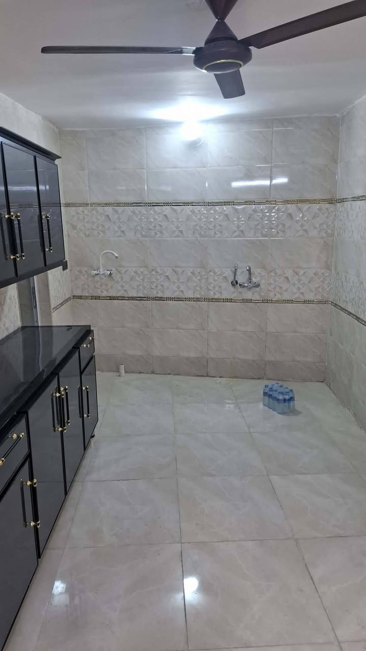 يوجد بيت البيع المساحة بلسند 52 بس واقع حال تقريبآ 70 العنوان  بلولايه بشارع بيت حطاب يتكون غرفه صاله مطبخ وغرفه فوك بيت مرتب وجديد بناء طابوك  الاستفسار ع الرقم الهاتف ***********
