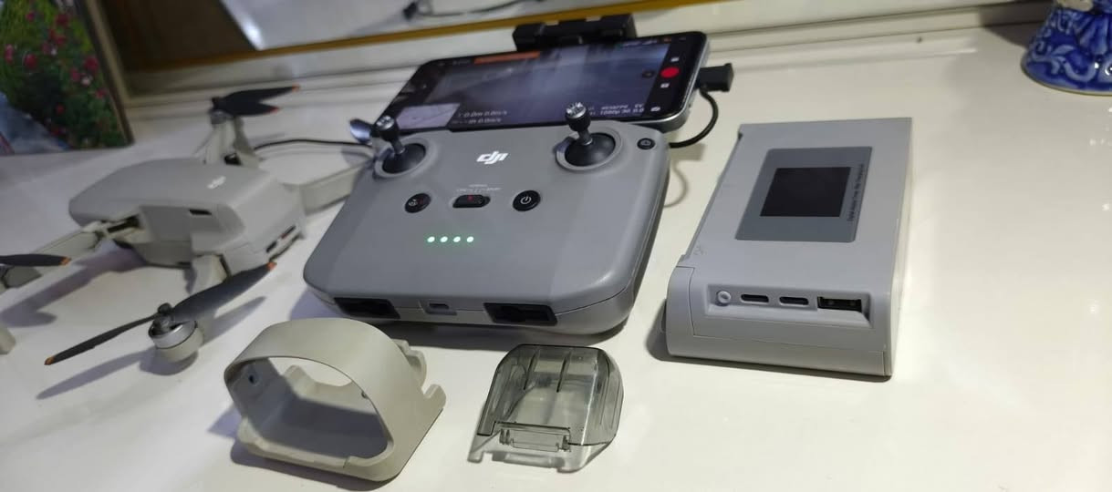 السلام عليكم
dji mini 2 4K
معروفه ميحتاج اكول مواصفاتها 
"""*"""*"""""*"""""*"""*"""*""""""*"""""*
ملحقاتها 
بطاريات 2 
قاعدة بطاريات
حماية ريش
جنطة قياسها
""""""""""""""""""""""""""""""""""""""""""""""
بيها ذراع مبدل والدرون حلوه وتطير كلشي مابيها 
"""""""""""""""""""""""""""""""""""
السعر 450 وبيها مجال
مكاني ـ كربلاء ـ طويريج 
ماعندي توصيل تعال وتدلل .
تواصل *********** .
او علق اراسلك
