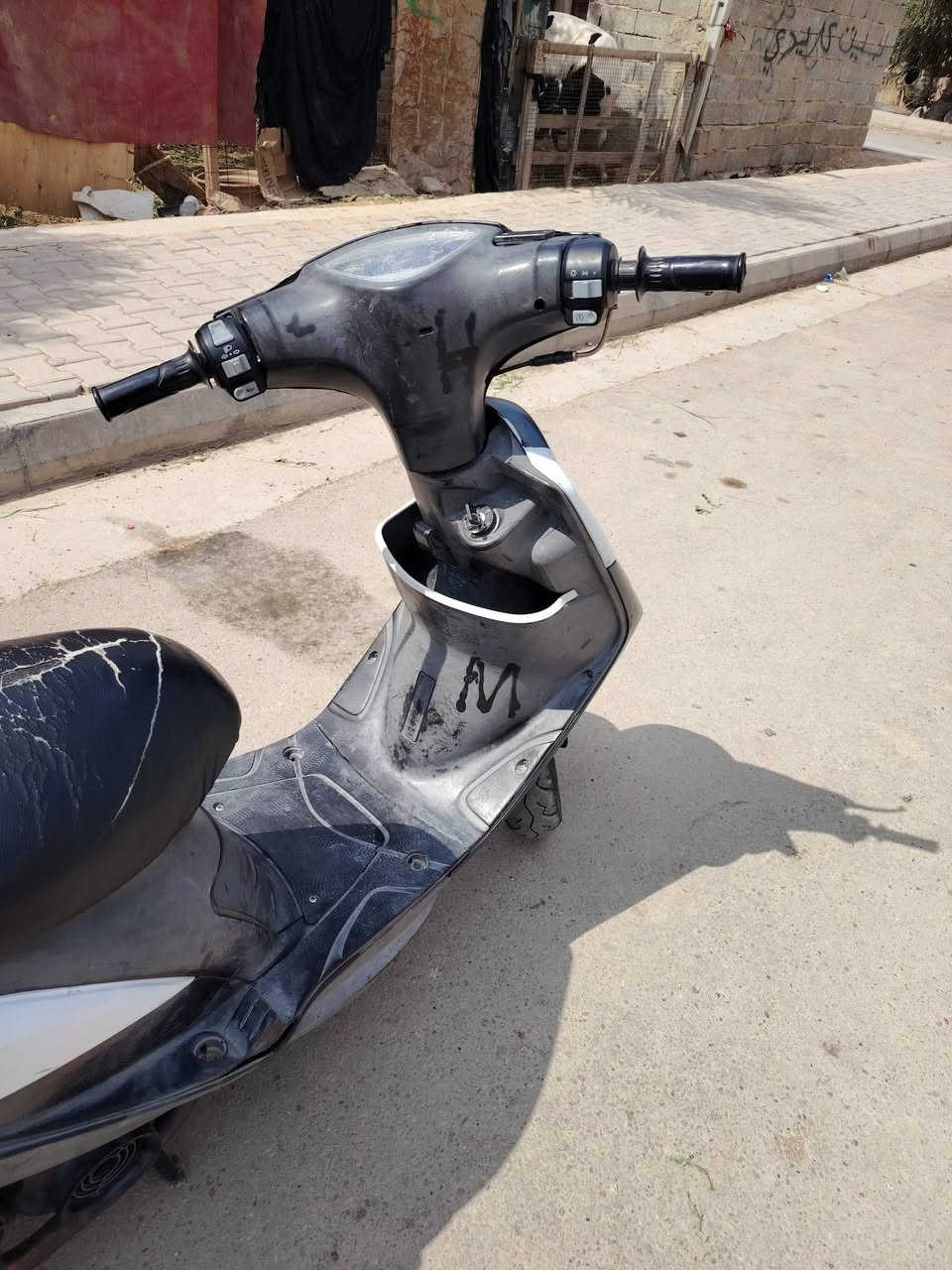 سلام عليكم دراجه ماكس للبيع مكينه ما مفتوح بلاديه ٤٩  نكره سلف كفرات اصليات كابريتر اصليه  تايرات جدد سعر ٦٠٠ بيه مجال للطيبين مكاني كوت السفحه رقم ***********
