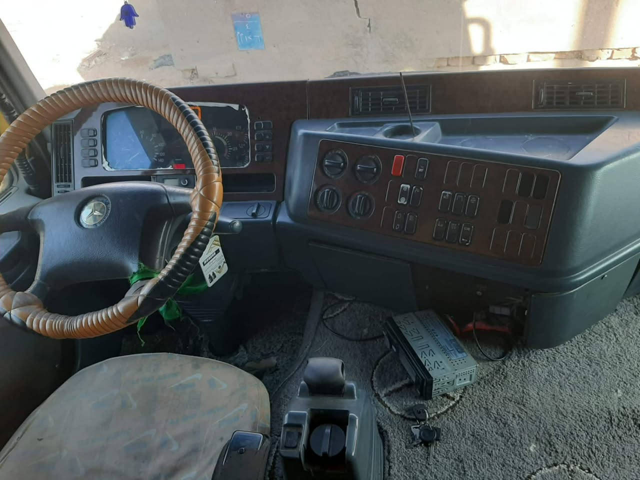 السلام عليكم .. سياره للبيع جاهزه من كلشي گير كهربائي مكينه 42 سنويه ل30 بأسمي ولتفاصيل اكثر هذا رقم صاحب السياره ( ***********     /  *********** )
