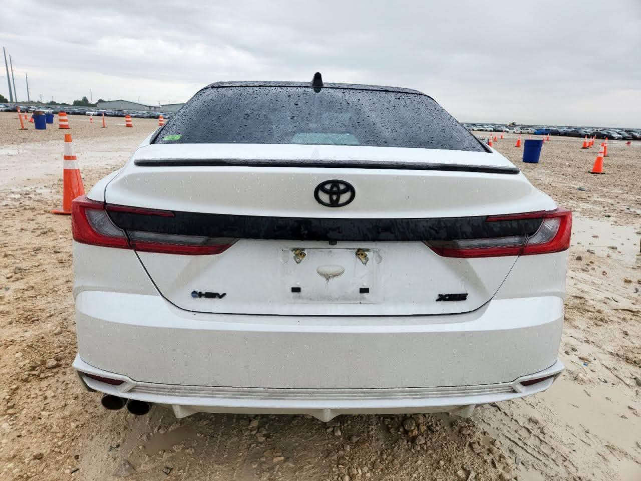 � للبيع | Toyota Camry Hybrid XSE 2025 🇺🇸 وارد أمريكا
للبيع كامري موديل 2025 فئة XSE Hybrid (أعلى فئة رياضية)، وارد أمريكي، سيارة تجمع بين الفخامة، الأداء الرياضي، والاقتصاد العالي بالوقود.

✨ المواصفات:
✅ محرك 2.5 لتر هايبرد اقتصادي وقوي.
✅ ناقل حركة E-CVT.
✅ فتحة سقف بانورامية.
✅ داخلية جلد أحمر رياضية (Cockpit أحمر مميز).
✅ شاشة كبيرة تدعم Apple CarPlay وAndroid Auto.
✅ عدادات رقمية.
✅ تشغيل بصمة ودخول ذكي (Smart Key).
✅ مقاعد كهربائية.
✅ مثبت سرعة راداري (Radar Cruise Control).
✅ نظام المحافظة على المسار (Lane Assist).
✅ نظام التحذير قبل الاصطدام مع الكبح التلقائي.
✅ مراقبة النقطة العمياء.
✅ حساسات أمامية وخلفية.
✅ كاميرا خلفية.
✅ إضاءة LED كاملة.
✅ جنوط رياضية XSE قياس 19 إنش.
✅ سقف أسود بلونين (Two Tone).
✅ عادم رياضي مزدوج.
✅ مكيف أوتوماتيك مزدوج.

🚗 السيارة نظيفة جدًا من الداخل والخارج، وكل شيء يعمل بصورة ممتازة. ممشى السيارة 57 الف كيلو وليس ميل 

📌 وارد أمريكي، والحادث كان في المقدمة وتم توضيحه بالصور الأصلية قبل التصليح بكل شفافية.

التواصل مع الصفحة او على الرقم ***********
ملاحظة السنوية جديدة باسمي تحويل مباشر 
مكان السيارة بغداد البلديات

💰 السعر: 265 وبيها مجال
