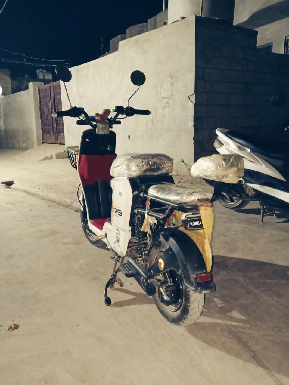 السلام عليكم دراجة شحن R9 موديل 2025 دراجة خير من الله بيها نقص فقط صچم مال ركبة بطاريات جدد السعر 325 وبيها مجال للبيع او للمراوس بدراجة نضيفة بانزين مكاني ديالى بعقوبة تقاطع السادة رقم الهاتف ***********
