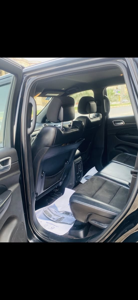 سلام عليكم 
للبيع جيب بلاك توب 18مرمز 21
رقم بغداد نكليزي 
بيه 5قطع صبغ 
بدون نقص جاهزه من كلشي 
سعر مناسب 
شراي يتصل 
***********
