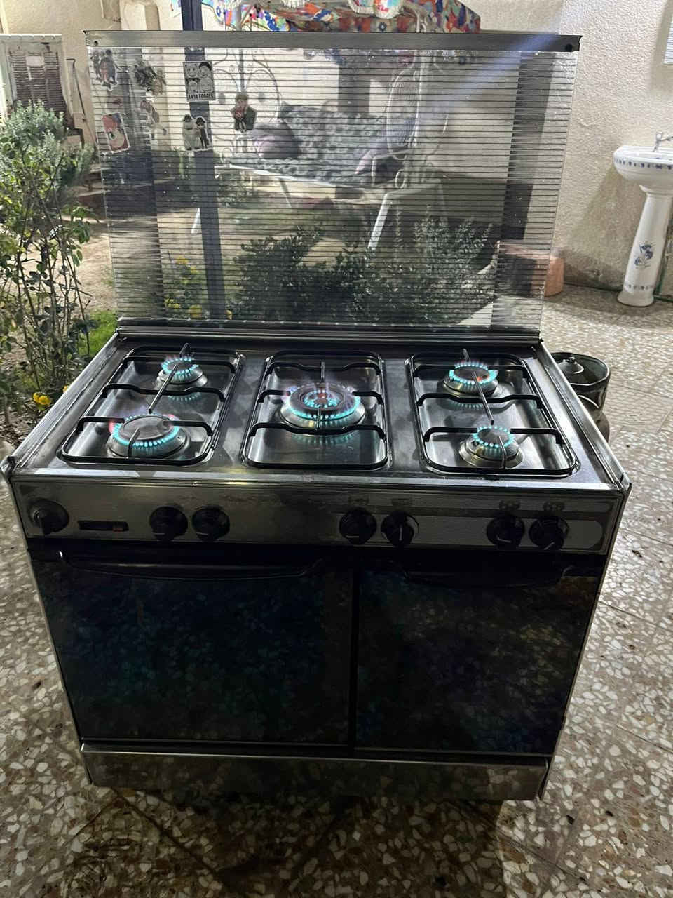 طباخ نضيف كله شغال السعر ١٦٠ وبي مجال المكان نهايه الشعله قرب العلوه منطقه الدهله ل***********
