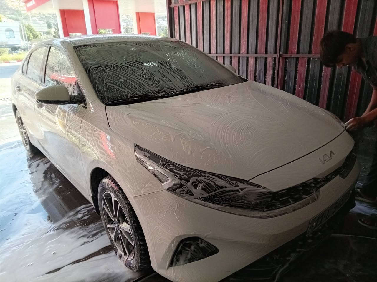 السلام عليكم سيراتو ٢٠٢٤ للبيع مكفوله عدا بارد بسيط بالجاملغ الخلفي ونص دوسه صبغ شاشه كامره ويل كب مكينه ٢٠٠٠ دوش الكشنات جلد السعر ١٧٢ ورقه وبيها مجال مكاني بغداد حي سومر الاتصال على الرقم ***********
