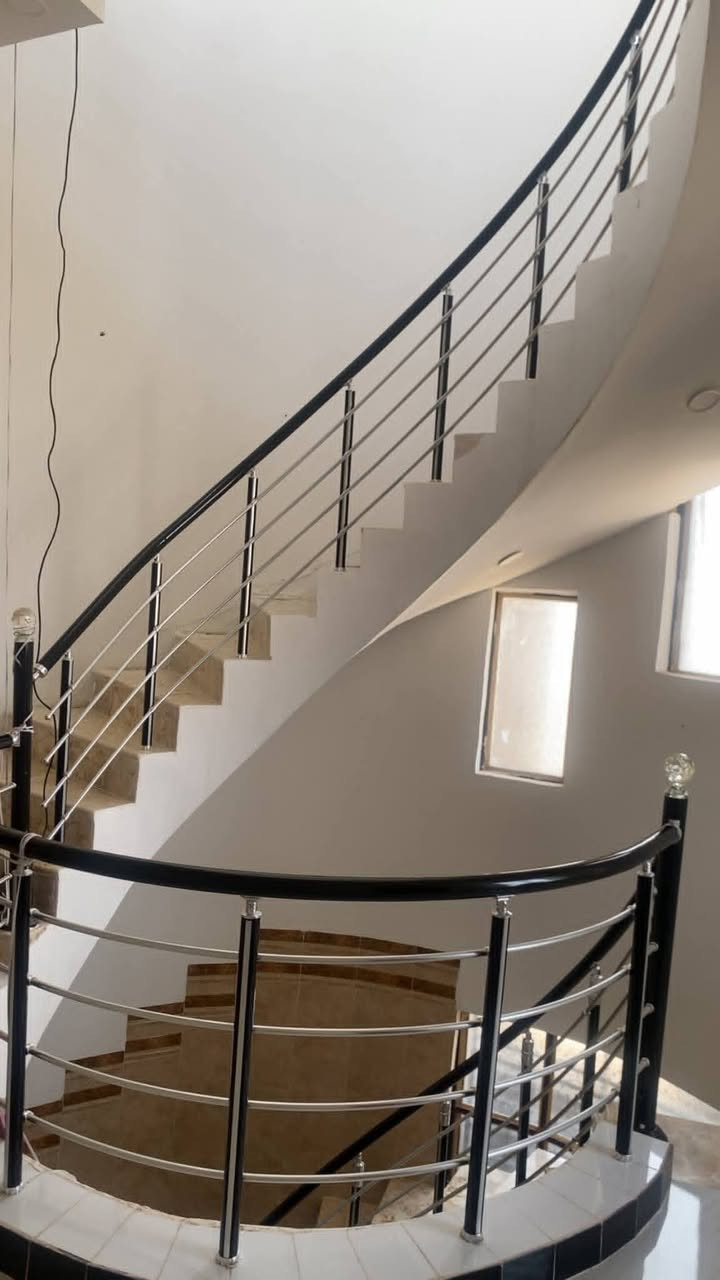 السلام عليكم بيت للبيع
المنطقه / ام هليل الاولى 

رقم القطعه / 1036/1

المساحه 200 م

بناء طابقين متشابهات

بناء حديث 2024

الصور والخريطه بالمنشور 

مطلوب اسكان 

السعر اكتب تم وادزلك السعر خاص   

***********
الشراي يدخل خاص
