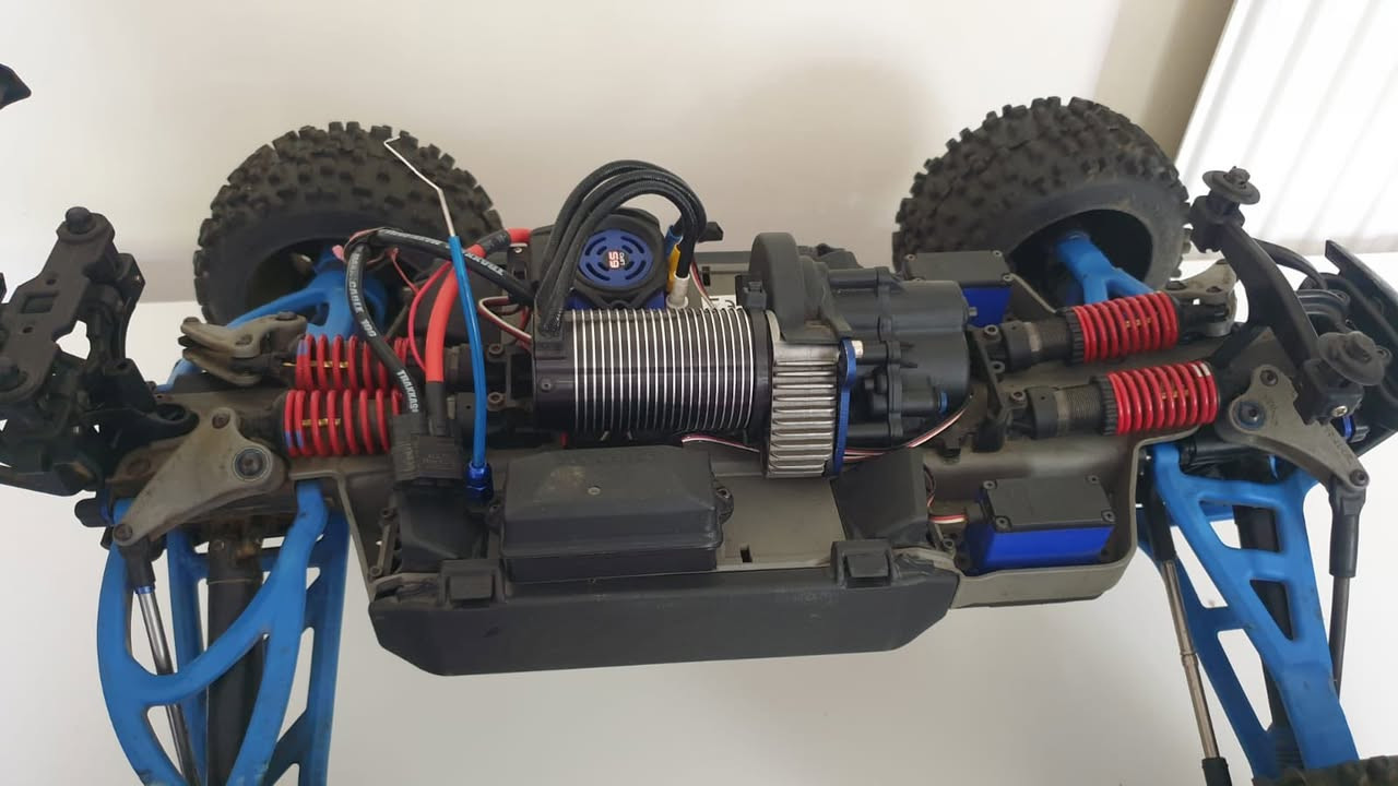 Traxxas E-revo 6S 
السعر 950 الف


**إذا كنت صاحب هذا الإعلان وتريد حذفه لأي سبب، رجاءا أرسل رسالة إلى الدعم الفني**