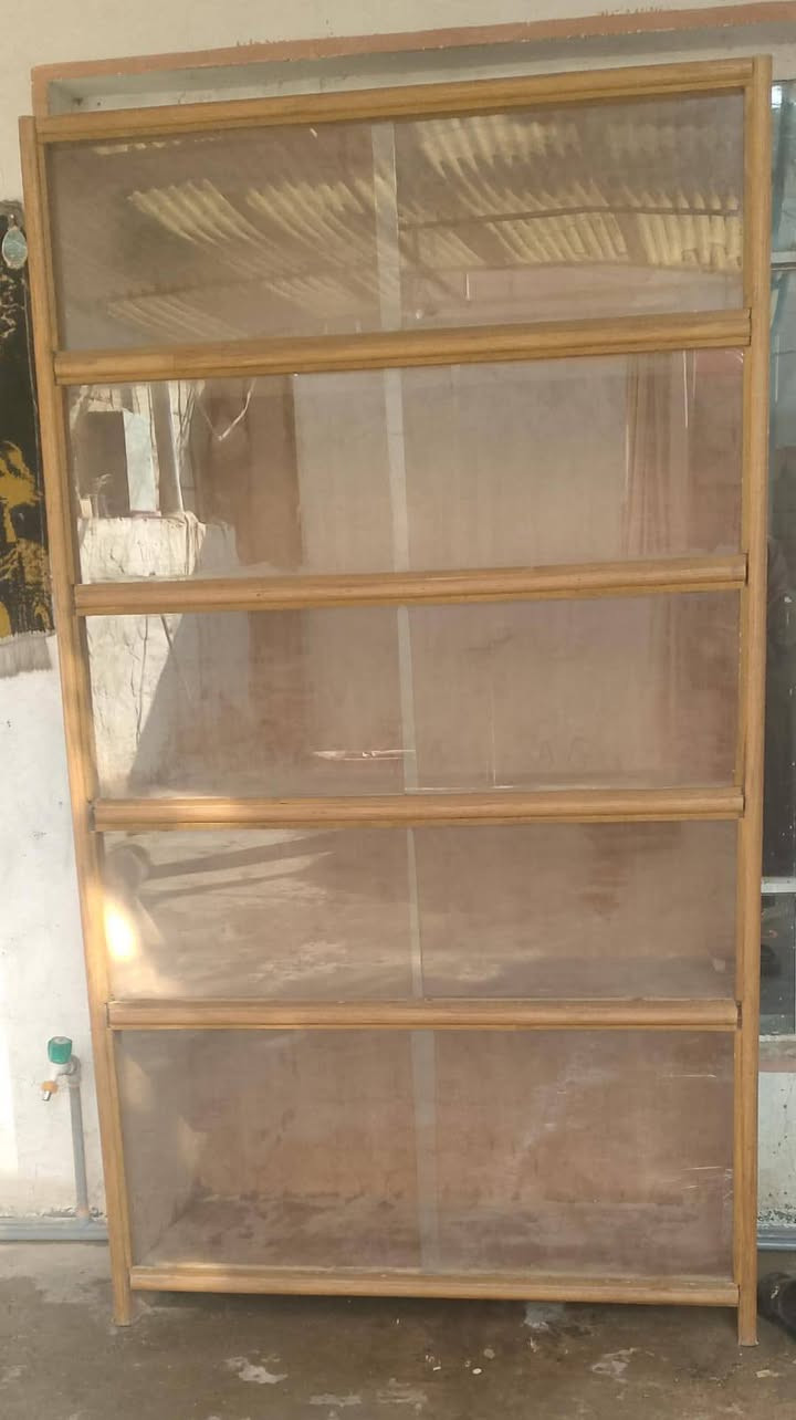 مكتبه للبيع رتفاع مترين وعرض متر وربع  مكاني كربلاء  حي العسكري  لا تصال على رقم***********
