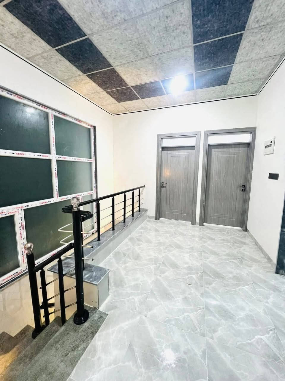 #عروض_مكتب_الدار_للعقار
دار للبيع 

حي الملايين الأولى 

قرب جامع الصواف 

المساحة   150 م واجهة 7,5م عمق 20 

5 غرف نوم واستقبال ومطبخ وصاله وصحيات في الطابقين 

بستان ملك صرف 

بناء حديث تسليم الدار فوري 

خدمات كامله ماء// كهرباء// تبليط 

للاستفسار أكثر اتصل على الأرقام او 

 مراجعة مكتب الدار الكائن في بناء الجاهز مقابل الكمرك 

***********

***********

***********
