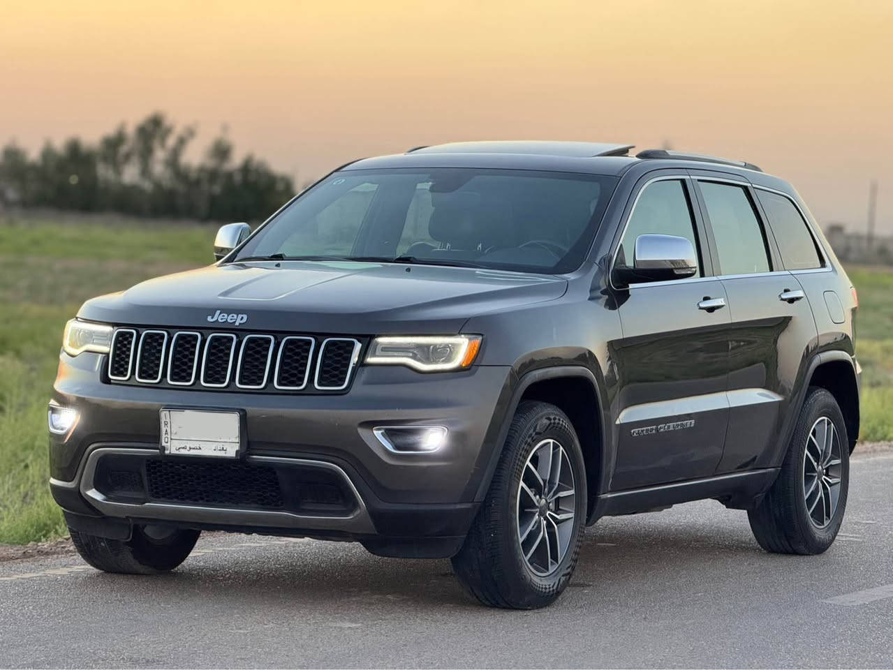 السلام عليكم

جيب موديل 2020 لميتيد فول مواصفات  
حااادث خلفي بدون ايرباك 
المحرك : V6.  3.6L
ماشيه 97 الف كيلو متر حقيقي جديده كلش
بيها  الجاملق الخلفي والباب صبغ  
 رقم بغداد بأسمي جاهزه من كلشي
المواصفات 
* دفع رباعي 4x4 . 
* سقف بانوراما . 
* شاشه كبيرة 8.4 انج . 
* ستيرن كهربائي . 
* المصابيح الأمامية زنون . 
* كشافات الضباب زنون .     
* تشغيل عن بعد .
* صندوق كهربائي .
* حفظ وضعيات الجلوس (ميموري) .
* المقاعد الأمامية كهربائية .
* المقاعد الأمامية تبريد وتدفئة .
* سستم صوت الباين. 12 سماعه مع دمام خلفي
* حساسات أمامية
* حساسات خلفية . 
* كاميرا خلفية .
* تدفئة ستيرن
* المرايا الجانبية قابلة للطي .
* مرايا متحسسه للضوء العالي . 
* بلوتوث تلفون . 
* محدد سرعة . 
* نظام التشغيل والاطفاء الاوتوماتيكي ( Auto Start System ) .
رادارات جانبية 
نقطه عمياء
وبعد بيها هواي مواصفات
السعر 188 وبيها مجال
العنوان بغداد 
للاستفسار ***********
*********** بغداد, العراق

