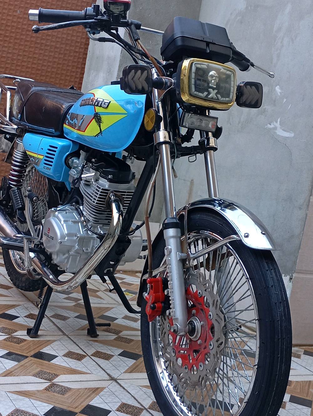 دراجة نارية لونها أزرق بحالة ممتازة، مع محرك قوي مناسب للطرق المختلفة. تمتاز بشكلها الأنيق والتجاويف المريحة للسائق. الأضواء والفرامل تعمل بشكل جيد وتضمن لك الأمان عند القيادة. مثالية للاستخدام اليومي أو الرحلات الطويلة.