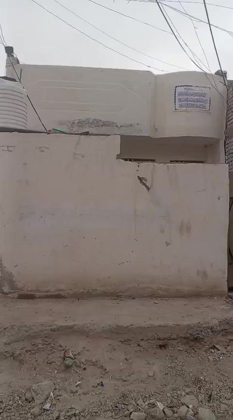 سلام عليكم بيت 100متر للبيع قرب شارع 11 خدمات مسقط قريب على الشارع حوالي 4بيوت وفرع قريبن يبلطونه لبيت جديد ونضيف سعر تصل وخدام لكم رقم ابو البيت ***********
