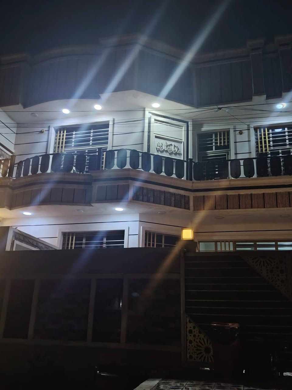 مشتمل طابقين بناء طابوق حديث ضلع منفصل وسقف منفصل للبيع المساحة ١٤٠م الوجه ١٠ ونزال ١٤ المكان فلوجة حي الأمين منطقة ال ١٦ شارعه ١٢م بصف الركن
محتويات الدار طابقين

الطابق الأول

1-غرفة نوم وحده وصاله ومطبخ وحمام وطرمه استقبال ومناور عدد واحد

الطابق الثاني

2- غرف نوم عدد ٣ وصالة وحمام وبيتونه طابق ثالث

للبيع السعر المطلوب بي ١٥٥ مليون وبي مجال للاستفسار الاتصال على الارقام التالية

*********** واتساب
***********
