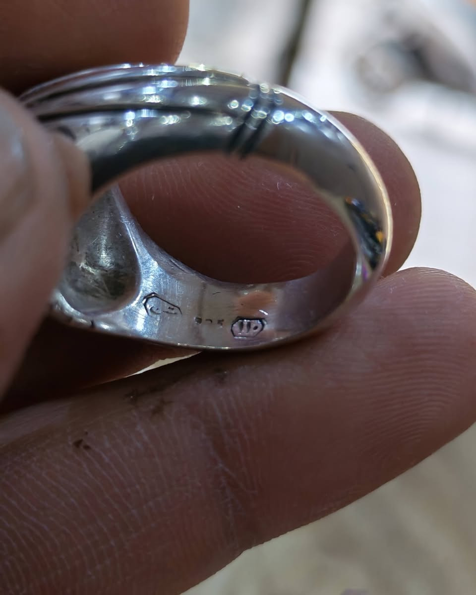 خاتم من الفيروز النيشابوري قديمة الحجرة
صياغة يدوية ثقيلة قياس جبير24 ونص

سعرة 100 قفل بدون عملة رجاءاً

*********** بغداد
