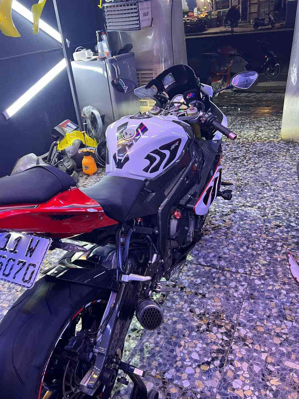 سلام عليكم دراجه بيم 2014 للبيع دراجه مرقمه بغداد تحويل ثاني يوم دراجه كامله اي نقص مابيه سعر 105 بيه مجال ***********
