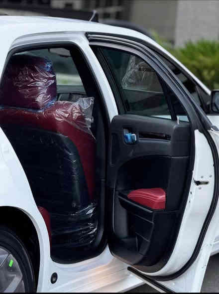 كرايسلر (اوباما) ريد اديشن 1/1
الموديل : 2021 . (كندي) . 

العداد : 32 ميل

المحرك : V6 . 3.6L . 

 

المواصفات :

*  پانوراما . 

* رادار مع مانع تصادم امامي . 

* تحذير الخروج عن المسار . 

* نقطة عمياء . 

* مصابيح امامية زنون مع LED . 

* ويل قياس 20 أنج . 

* حساسات مع مانع تصادم خلفي . 

* بردة خلفية كهربائية . 

* شاشه كبيرة مع نظام ملاحة نفكيشن GPS .

* سستم صوت الپاين مع سماعات بريميوم ودمام بلصندوق.

* مقاعد أمامية كهربائية عدد 2 . 

* ذاكرة لحفظ وضعيات الجلوس (ميموري) . 

* مقاعد أمامية تبريد وتدفئة . 

* مقاعد خلفية تدفئة . 

* تشغيل عن بعد . 

* ستيرن كهربائي . 

* تدفئة ستيرن . 

* محدد سرعة . 

* تلفون بلوتوث . 

* كاميرا خلفية .

* مرايا متحسسة للاضاءة العالية .

* كير شفتر بالستيرن . 

* دخول ذكي (بصمة) .

بدون صبغ 

بيها اقل من الشبر بارد

هزة وسنوية جديد

رقم اربيل انكليزي

مكان السياره تكريت

 رقم *********** سعره (360)
